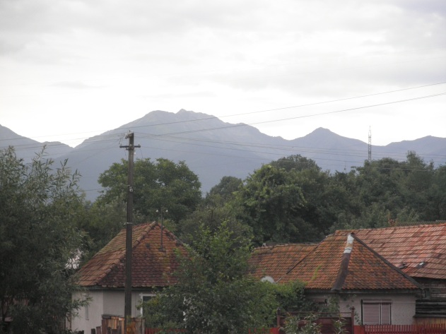 Daken van het dorp, erachter de Karpaten